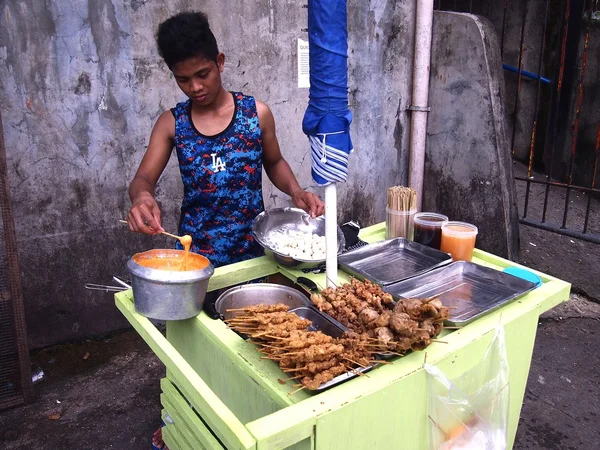Ein Streetfood-Verkäufer verkauft eine Vielzahl von Streetfood — Stockfoto