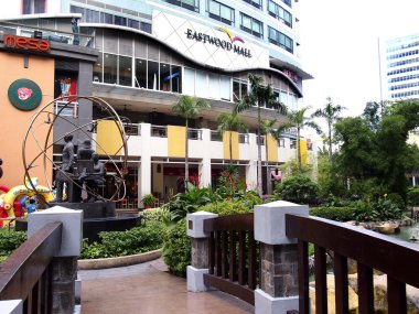 Sıra sıra kafeler ve restoranlar ve Eastwood City'deki ilgi çekici yerler