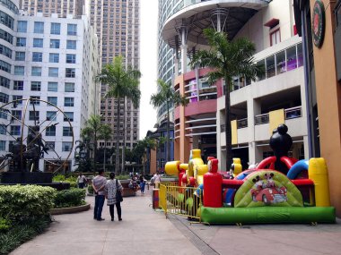 Sıra sıra kafeler ve restoranlar ve Eastwood City'deki ilgi çekici yerler