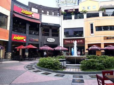 Sıra sıra kafeler ve restoranlar ve Eastwood City'deki ilgi çekici yerler