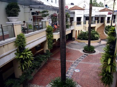 Sıra sıra kafeler ve restoranlar ve Eastwood City'deki ilgi çekici yerler