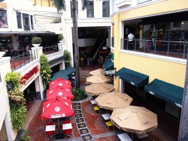 Sıra sıra kafeler ve restoranlar ve Eastwood City'deki ilgi çekici yerler