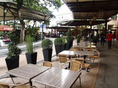 Sıra sıra kafeler ve restoranlar ve Eastwood City'deki ilgi çekici yerler
