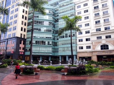 Sıra sıra kafeler ve restoranlar ve Eastwood City'deki ilgi çekici yerler