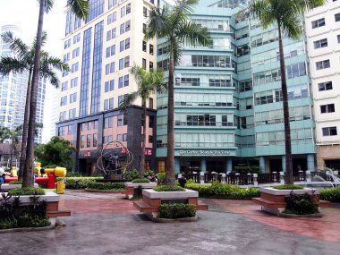 Sıra sıra kafeler ve restoranlar ve Eastwood City'deki ilgi çekici yerler