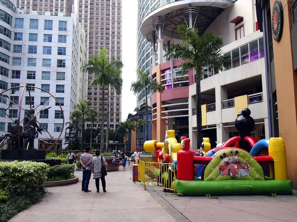 Rader av caféer och restauranger samt platsattraktioner på Eastwood City — Stockfoto