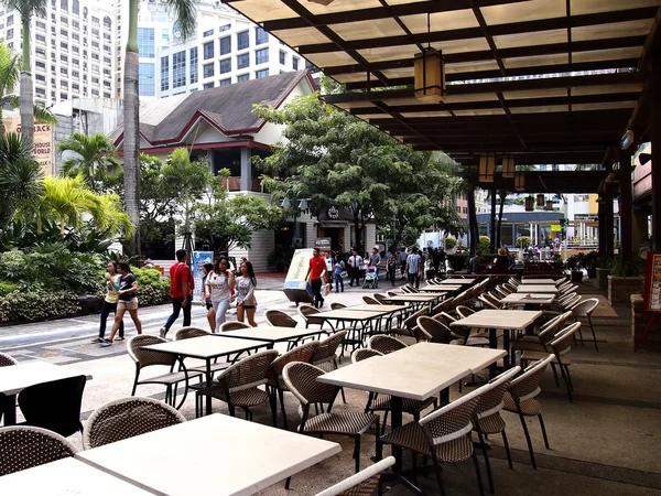 Rader av caféer och restauranger samt platsattraktioner på Eastwood City — Stockfoto