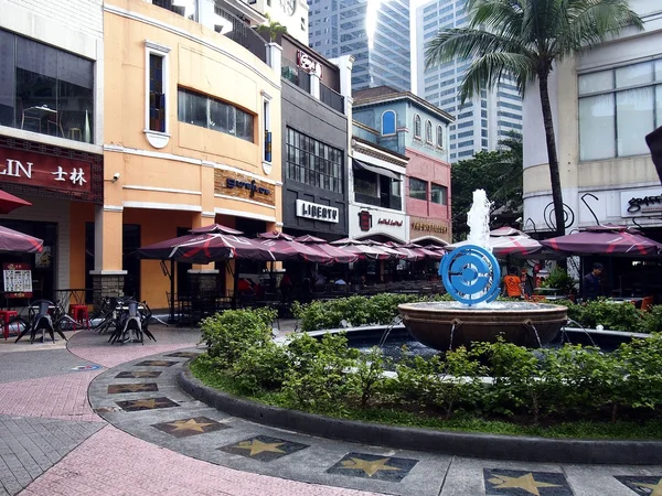 Rader av caféer och restauranger samt platsattraktioner på Eastwood City — Stockfoto