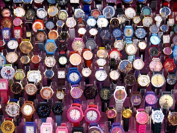 Ассортимент красочных наручных часов — стоковое фото