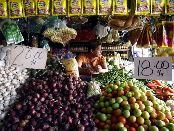 Meyve ve sebze ahır bir ortak Pazar içinde pazar satıcı. — Stok fotoğraf