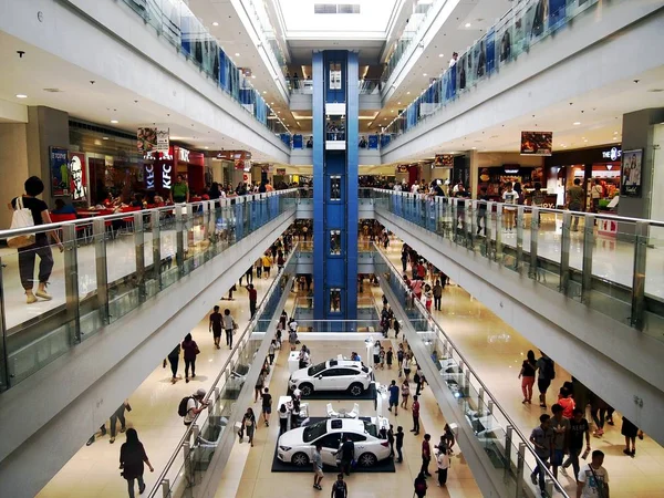 Interior do SM Megamall, um dos maiores shoppings das Filipinas — Fotografia de Stock