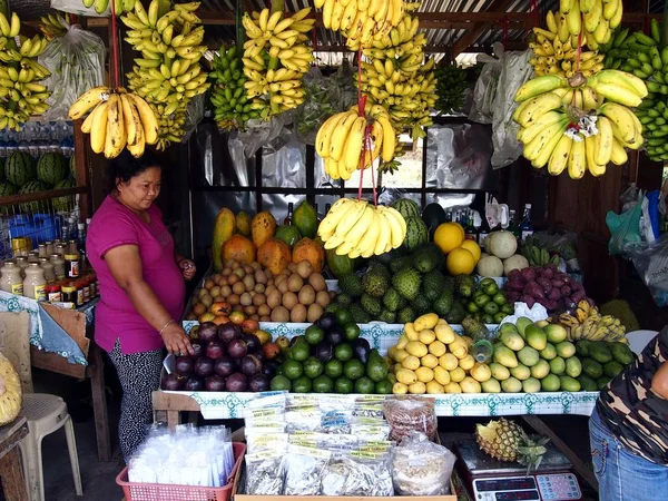 Çeşitli taze meyve meyve standında bir turist noktada Tagaytay City, Filipinler. — Stok fotoğraf