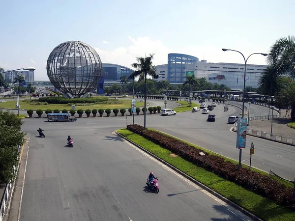 Sm Mall Of Asia veya Sm Moa dünyanın üçüncü büyük alışveriş merkezi olarak kabul edilir.