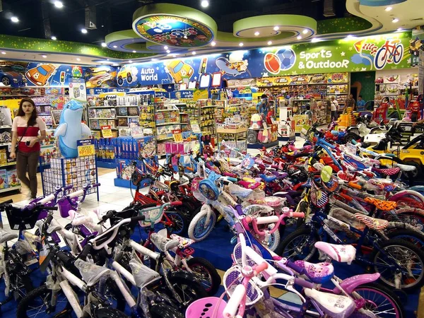 Bir geniş değişiklik-in toys Toys R Us Robinson'ın Galleria Quezon City içinde ekranda.