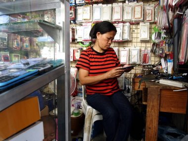 Antipolo Şehri onun deposunda bir smartphone telefon teknisyeni çalışır.
