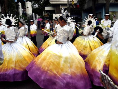 Onların renkli kostümleri Sumaka Festivali sırasında geçit töreni katılan Antipolo Şehri.