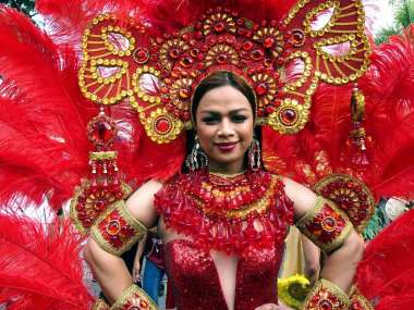Antipolo Şehri renkli kostümünü bir geçit töreni Sumaka Festivali sırasında bir katılımcı.