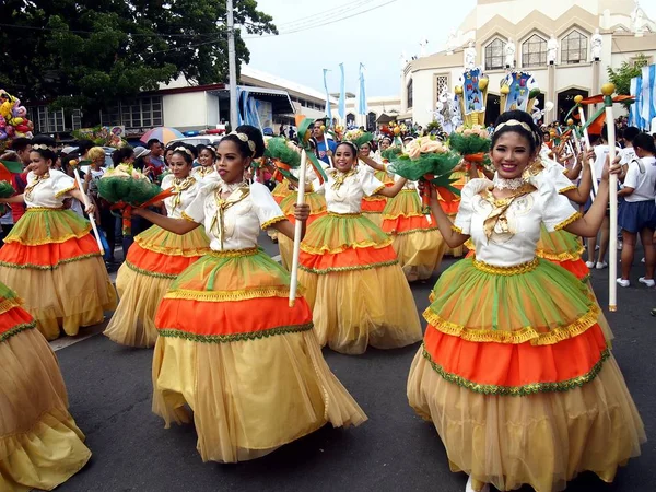 Felvonulás résztvevői a Sumaka fesztivál ideje alatt a színes jelmezekben Antipolo City. — Stock Fotó