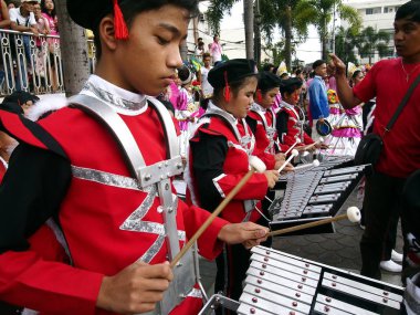 Grup üyeleri kendi bir geçit töreninde Antipolo Şehri Sumaka Festivali sırasında oyun aletleri.