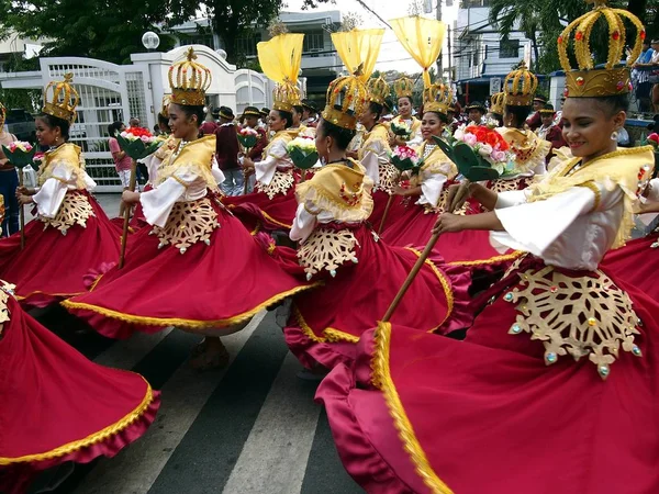Teilnehmer der Parade in ihren farbenfrohen Kostümen während des Sumakafestes in der Antipolo-Stadt. — Stockfoto