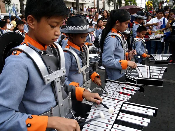 I membri di una banda suonano i loro strumenti ad una parata durante il Sumaka Festival nella città di Antipolo . — Foto Stock