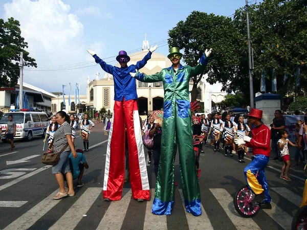 Parada participantes em seus trajes coloridos durante o Festival de Sumaka em Antipolo City . — Fotografia de Stock