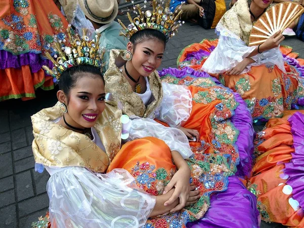 Sfilare i partecipanti nei loro costumi colorati durante il Sumaka Festival nella città di Antipolo . — Foto Stock