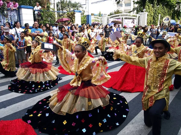 Teilnehmer der Parade in ihren farbenfrohen Kostümen während des Sumakafestes in der Antipolo-Stadt. — Stockfoto
