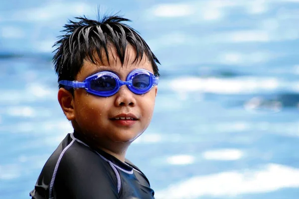 Мальчик в плавательных очках — стоковое фото