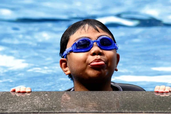 Menino com óculos de natação — Fotografia de Stock