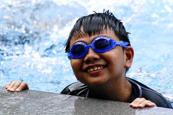 Giovane ragazzo con occhiali da nuoto — Foto Stock