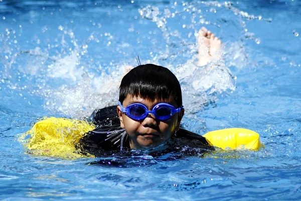 Niño nadando en una piscina . —  Fotos de Stock