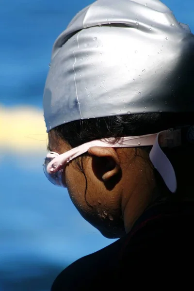 Un enfant se prépare à nager dans une piscine . — Photo