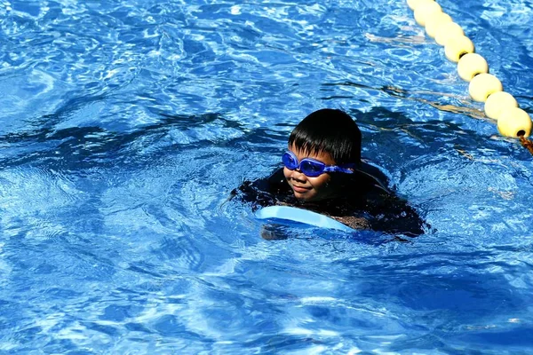 Young boy swimming in a swimming pool. — Stock Photo, Image