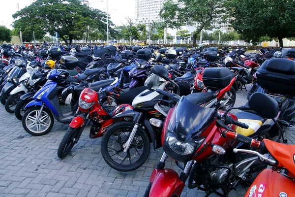 Uma grande variedade de motocicletas em um estacionamento fora de um shopping . — Fotografia de Stock