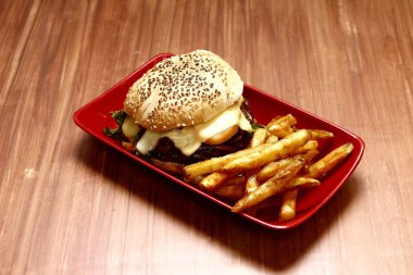 Sığır burger ve patates kızartması.