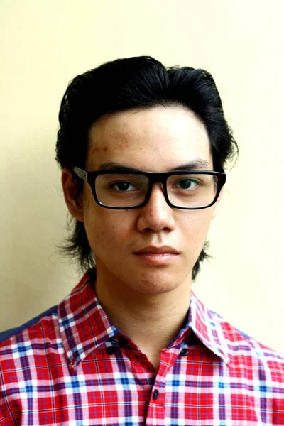 Asiatisk tonåring med glasögon — Stockfoto