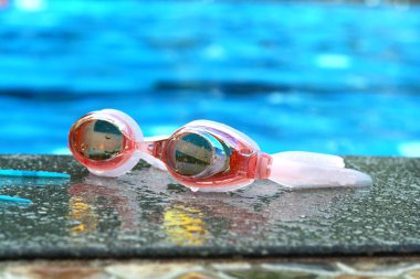 Bir yüzme havuzu yanında Yüzme gözlükler çiftinin