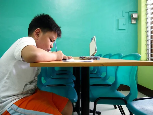 Jonge kind schrijven op een tafel — Stockfoto