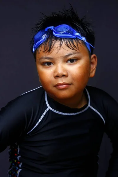 Niño nadador joven con gafas y marcas de quemaduras de sol en la cara — Foto de Stock