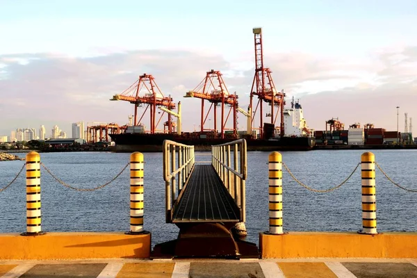 Grúas de carga y un muelle en un astillero . — Foto de Stock