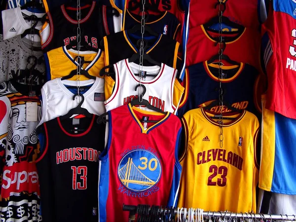 Maglie sportive assortite in vendita in un negozio di abbigliamento . — Foto Stock