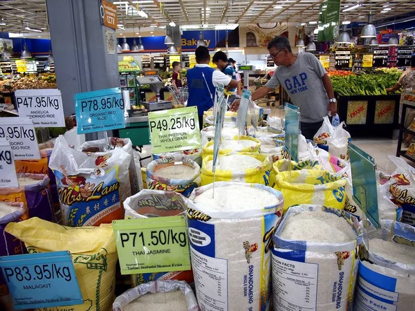 Uma variedade de arroz comercial fresco não cozido à venda em uma mercearia . — Fotografia de Stock