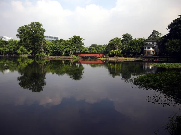 Yerler ve sahneleri Ninoy Aquino parklar ve yaban hayatı Merkezi içinde.