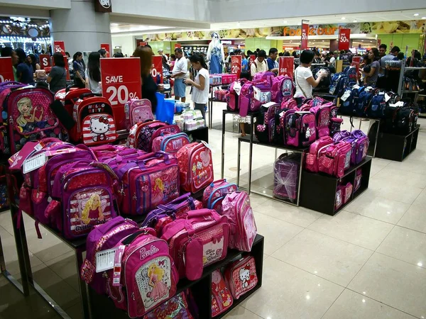 Uma variedade de sacos infantis em exibição em uma loja . — Fotografia de Stock