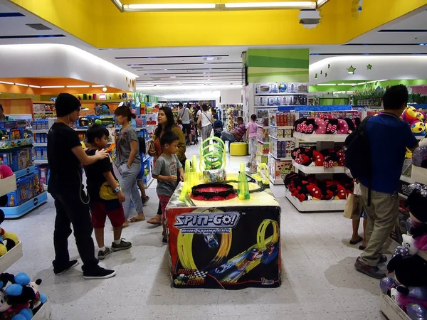 Uma variedade de brinquedos em exibição em uma loja . — Fotografia de Stock