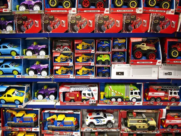 Uma variedade de brinquedos em exibição em uma loja . — Fotografia de Stock