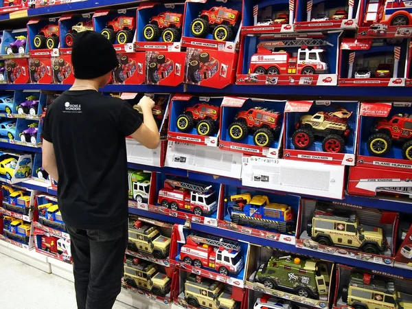 Uma variedade de brinquedos em exibição em uma loja . — Fotografia de Stock