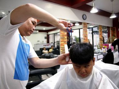 Genç bir çocuk bir saç kesimi bir kuaför dükkanında alır..