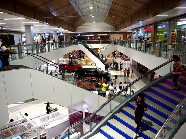 Interiores do recém-inaugurado SM East Ortigas Mall . — Fotografia de Stock